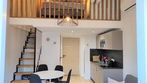 une cuisine et une salle à manger avec une table et des chaises dans l'établissement Hypercentre lamartine 505, à Nice