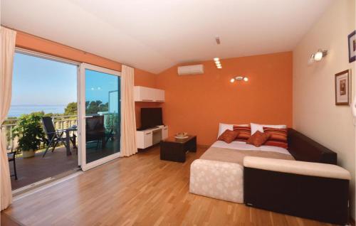 um quarto com uma cama e uma varanda em 2 Bedroom Nice Apartment In Split em Split