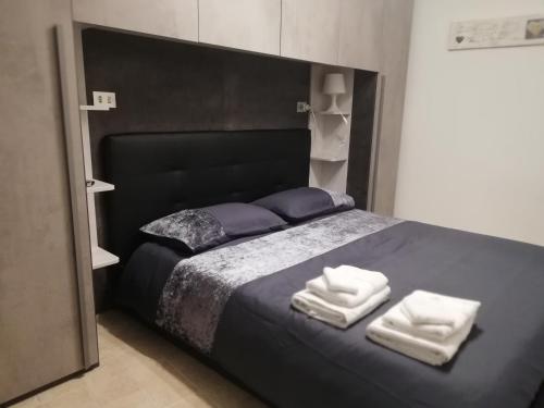 - une chambre avec un lit et 2 serviettes dans l'établissement Miriamare, à Albissola Marina