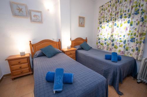 ネルハにあるCORONADO 4 MENYBERのベッドルーム1室(青い枕付きのベッド2台付)