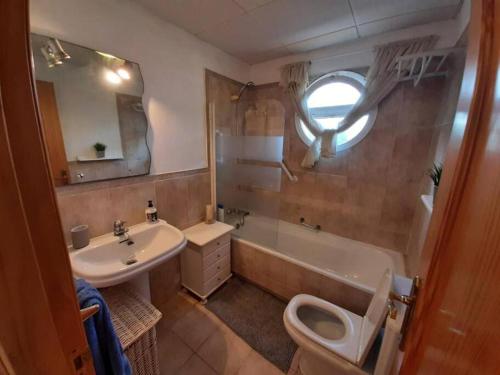 Kúpeľňa v ubytovaní 3 bedroom home with amazing views & outdoor spaces