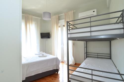 Postel nebo postele na pokoji v ubytování Stathmos Larissis B, a cozy 2BR Apartment, Close to Metro Station. 7