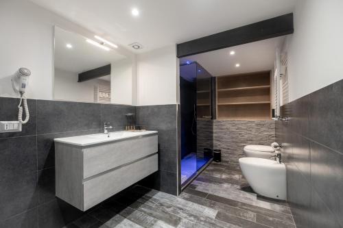 Ένα μπάνιο στο Arch Rome Suites