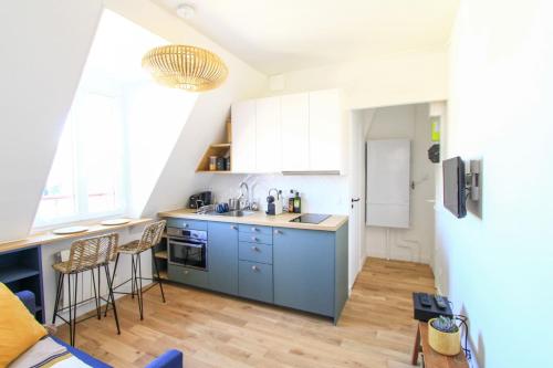 une cuisine avec des armoires bleues et un comptoir dans l'établissement Charming 2-Room 21m Comfort Sacré-Cœur View, à Paris