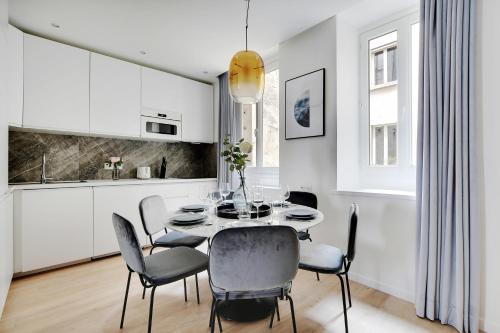 une cuisine et une salle à manger avec une table et des chaises dans l'établissement Charming apartment - 2BR-6P -In the heart of Paris, à Paris