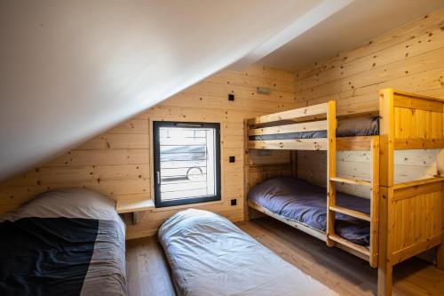 Katil dua tingkat atau katil-katil dua tingkat dalam bilik di Chalet Le Loup Blanc