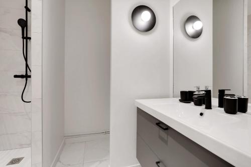 a white bathroom with a sink and a shower at CMG Charmant appartement 1BR/4P - République / Temple in Paris