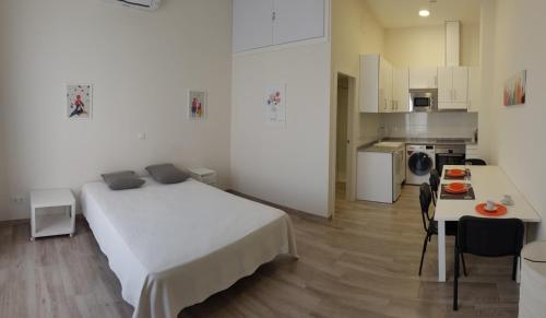 Studio Picasso near the port and beach