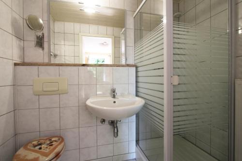 Bathroom sa Ferienhaus Beyer