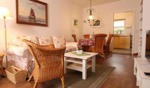 ein Wohnzimmer mit einem Sofa und einem Tisch in der Unterkunft Ferienwohnung Muschelsucher in Kühlungsborn