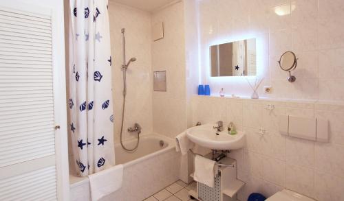 ein Bad mit einem Waschbecken, einem WC und einer Dusche in der Unterkunft Ferienwohnung Muschelsucher in Kühlungsborn
