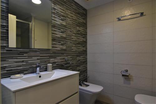A bathroom at COBLANCA 3 by Apturist