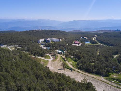 an aerial view of a resort in the mountains at Estación de Montaña Manzaneda in Puebla de Trives