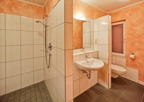 Ett badrum på Gästehaus Lenartz-Beth