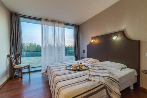 Un dormitorio con una cama con una bandeja de fruta. en Logis Le Cadusia, en Chaource