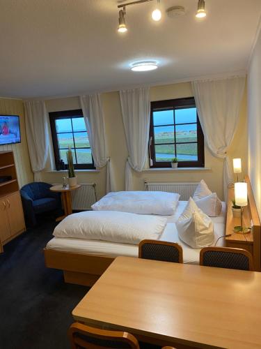 a hotel room with two beds and a table at Hotel Strandräuber in Kalifornien