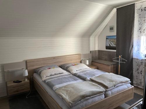 מיטה או מיטות בחדר ב-Ferienwohnungen Saarn