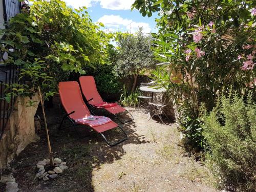 Κήπος έξω από το Maison provençale en pierre naturelle à Gigondas