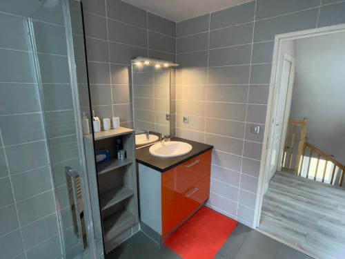 une salle de bain avec un lavabo et un miroir dans l'établissement Appartement duplex de standing au cœur des Pyrénées, à Luchon