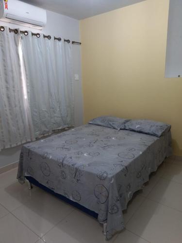 a small bed in a room with a window at Apartamento Cristo Rei, ótima localização in Teresina