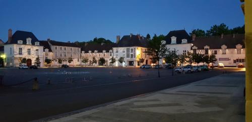 a city street at night with houses and cars at Gîte et chambres d'hôtes Le Chêne Billault in Pouant