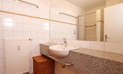 a bathroom with a sink and a mirror at Ferienwohnung Sonnenschein - direkte Meerlage in Kühlungsborn