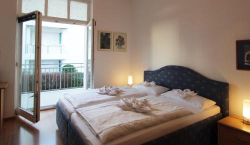 ein Schlafzimmer mit einem großen Bett mit Blumen darauf in der Unterkunft Ferienwohnung Soldo in Kühlungsborn