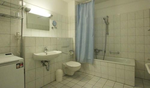 ein Bad mit einem Waschbecken, einem WC und einer Dusche in der Unterkunft Ferienwohnung Warnke in Kühlungsborn