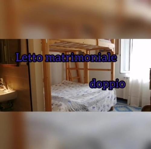- une chambre avec des lits superposés dans l'établissement Il Borgo della Colomba, à Fosdinovo