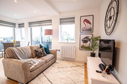 Two Bed Flat With Wrap Around Terrace Near Legoland, Windsor, Tube Station休息區