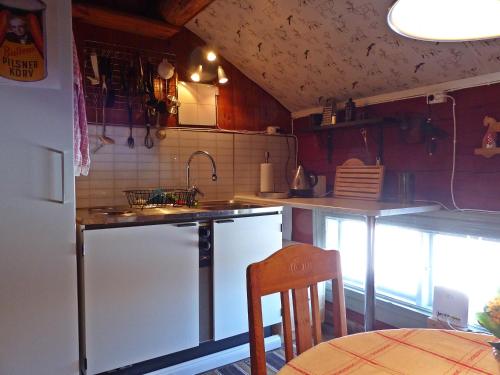 eine Küche mit Spüle und Arbeitsplatte in der Unterkunft Lugnet i Oslättfors in Gävle