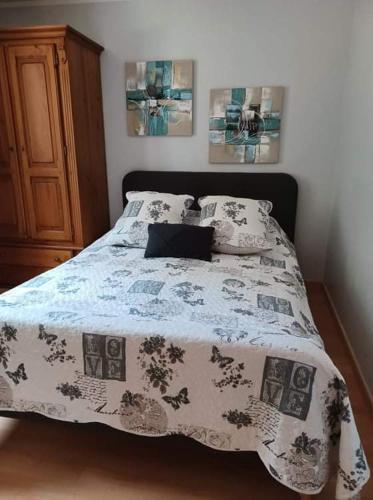 a bedroom with a bed with a blanket and pillows at Comorebi Provence in Entrecasteaux