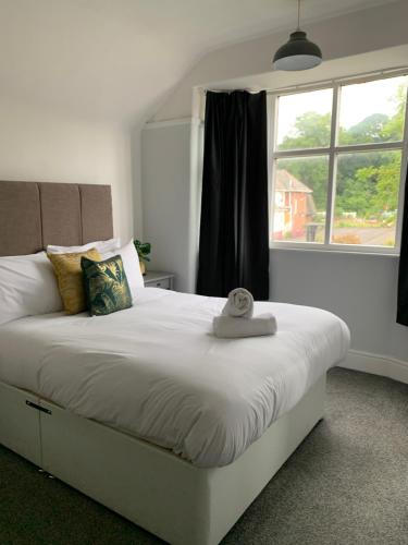 Postel nebo postele na pokoji v ubytování Newlyn House - Sleeps 11