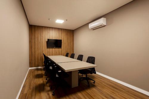 a conference room with a long table and chairs at Slaviero Rondonópolis Centro in Rondonópolis