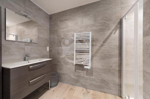 een badkamer met een wastafel en een spiegel bij AS15280 - P3 face à la mer avec garage privé à 2 pas du Centre Ville in Le Grau-du-Roi