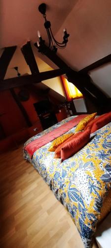 a bed with pillows on it in a bedroom at LE LAMPEDUSA in Maninghem