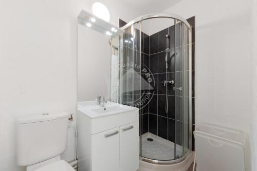 e bagno con doccia, servizi igienici e lavandino. di AS20241 - Studio cabine au Centre Ville a Le Grau-du-Roi