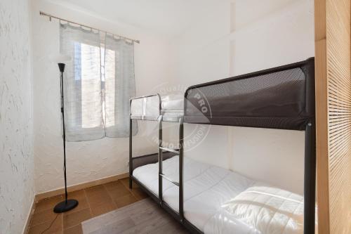 una camera con letto a castello e finestra di AS20241 - Studio cabine au Centre Ville a Le Grau-du-Roi