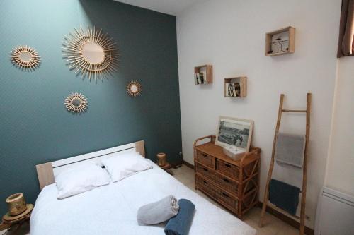 a bedroom with a bed and a mirror on the wall at L'étape Bessièraine: Toulouse, Albi et Montauban in Bessières