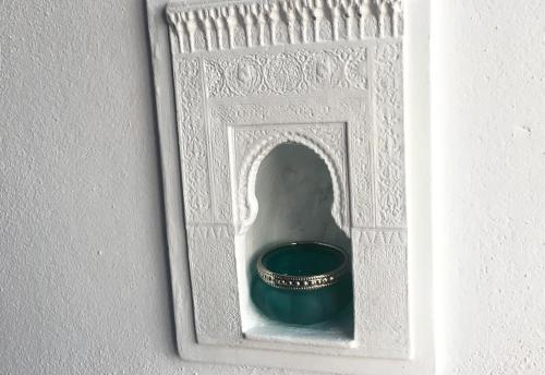 a picture of a bowl in a niche in a wall at Algarrobo Azul in Almuñécar