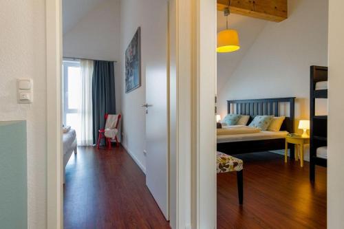 un salon avec un canapé et un lit dans l'établissement Ferienhaus-Luv, à Heiligenhafen