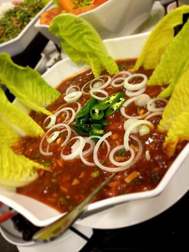 Makanan di atau berdekatan hotel