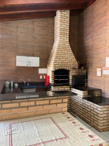 - une cuisine avec une cheminée en briques et un évier dans l'établissement Casa de temporada Amelio Dionísio, à Olímpia