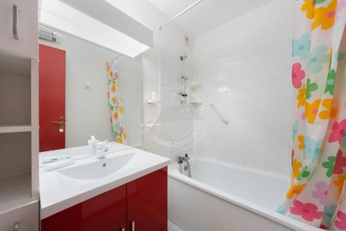 a bathroom with a white sink and a tub at AS16245 - P2 Belle vue lac avec parking privé in Le Grau-du-Roi