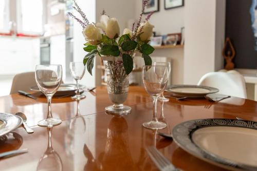 En restaurang eller annat matställe på Furnished Apartment Near Palais de la Justice With 2 Bedrooms & a Garden