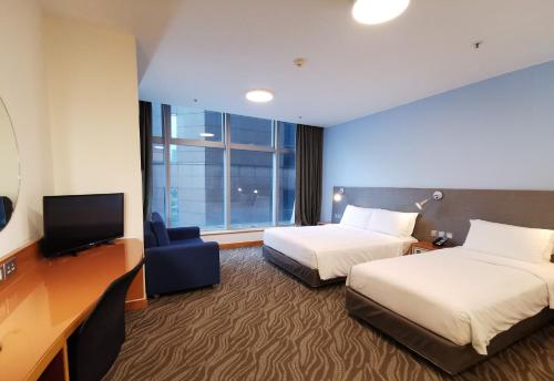 Televisi dan/atau pusat hiburan di Holiday Inn Express Hong Kong Causeway Bay, an IHG Hotel