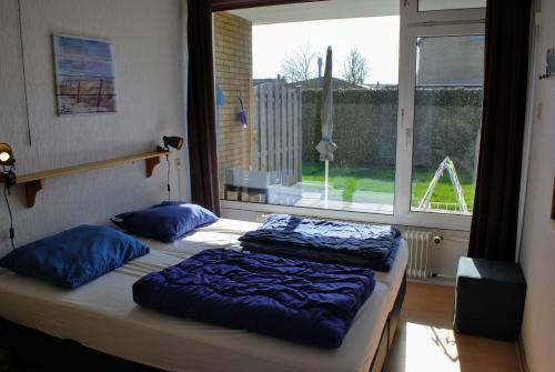 En eller flere senge i et værelse på Appartement Walvis nr. 12