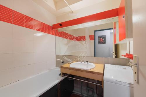 uma casa de banho com um lavatório e um espelho em AS8313 - P2 cabine avec parking privé, accès direct à la plage em Le Grau-du-Roi