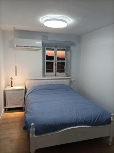 a bedroom with a bed and a window at Casi Las Doce in Cazorla