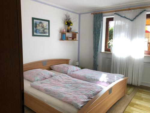 Un pat sau paturi într-o cameră la Ferienwohnung Elsner